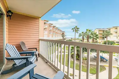 Image de Cosy, condo bord de l'eau avec des bains à remous partagés, des piscines, un court de tennis et une salle de gym