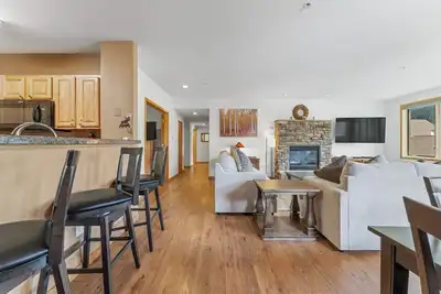 Image de Condo spacieux avec vue sur la pente, 2 balcons, cuisine mise Ă jour, Wifi gratuit