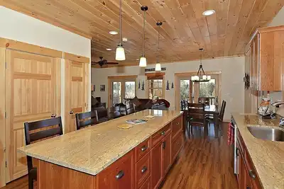 Image de Lazy Bear Lodge - Authentic Log Home, bain à remous, vues, nouvelle construction Book Now!