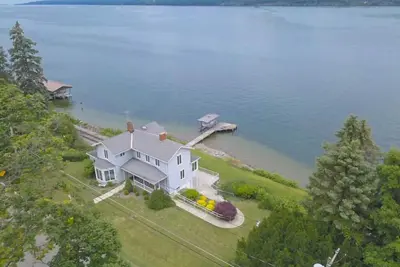 Image de Dean Lake House: \"Près de Watkins Glen et des établissements vinicoles, 350 pieds de bord du lac!