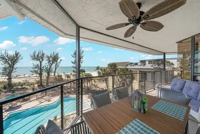Image de Piscine chauffée en copropriété en bord de mer, spa, véranda, câble