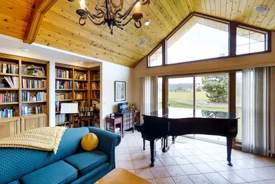 Image de Lumineux et aéré, spacieuse maison acceptant les chiens sur cinq acres!