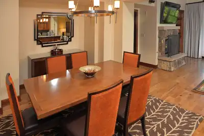 Image de Vues et billets de remontée gratuits! Bachelor G Condo sur les pistes avec valet de ski, salle de jeux