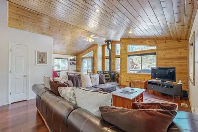 Image de Spacieuse, la maison de style cabine w / vue sur la montagne et bain à remous / piscine partag��e