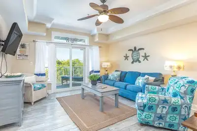 Image de Condo au bord de l'eau avec deux chambres, piscine communautaire, tennis, Ă quelques pas d'un rivage calme