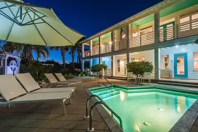 Image de Vues du Golfe! Piscine privée! Agencé par un décorateur! Étapes de la plage!