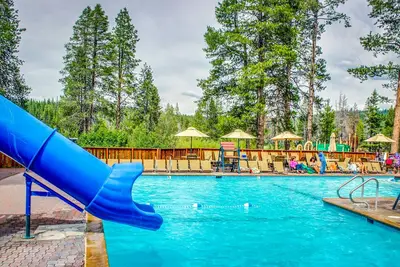 Image de Accueil familial w \/ piscine partagée & bain à remous - accès au centre de rec!