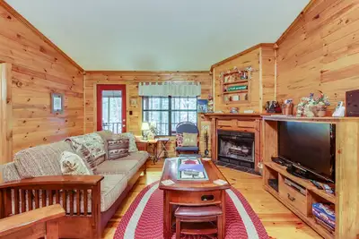 Image de Dog-friendly cabane dans les bois w \/ bain à remous privé, moustiquaire, terrasse et barbecue