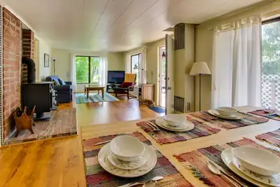 Image de Cozy maison w / bain à remous privé, près de Ridge Trail et le golf!