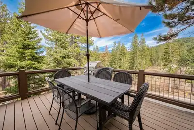 Image de Village Walk Townhome - bain à remous privé + Walk to Skiing et restaurants!