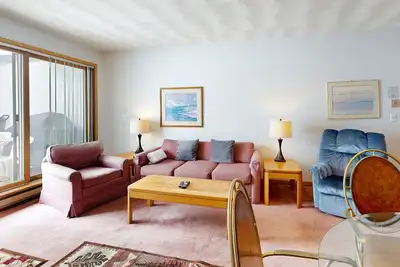 Image de Cozy, condo front de mer w \/ bain à remous partagé, sauna et salle de gym - à proximité des pistes, et la ville
