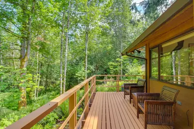 Image de Northwest Art et confort élégant niché dans les arbres!