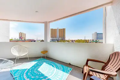 Image de Condo confortable au paradis avec quai privé, piscine partagée et sauna! Bienvenue aux Snowbirds!