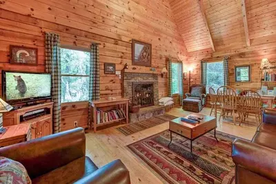 Image de Bear’s Den, 2 chambres, 6 personnes, bain à remous, très grands lits, bain à remous, WiFi
