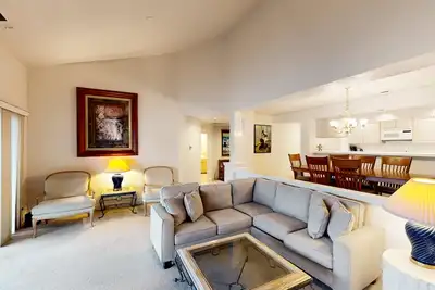 Image de Chic maison au bord du lac avec piscine partagée, plus une vue apaisante, grand balcon