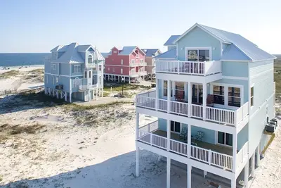 Image de Spacieux Beach House avec une belle vue!