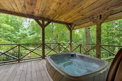 Image de Busbee Cabin - Une cabane en rondins de montagne Ă seulement 10 minutes du centre-ville! Jacuzzi!