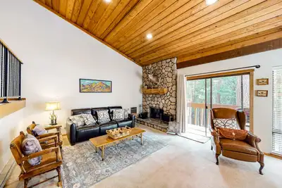 Image de Condo rustique w / piscine partagée et un bain à remous - à distance de marche du lac Huntington