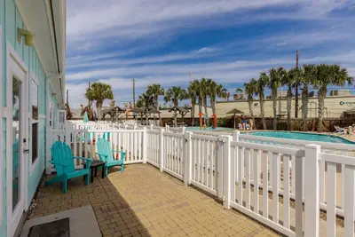 Image de Cette belle propriété au bord de la piscine attend votre arrivée.