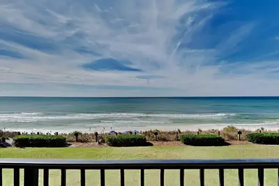 Image de Gulf Front Adagio Condo. 2 grandes piscines communautaires, spa, grillades et fitness! Service de plage inclus!