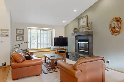 Image de Moderne maison w \/ baignoire et salle de jeux à remous privé, à 2 miles de Village, Sharc passe