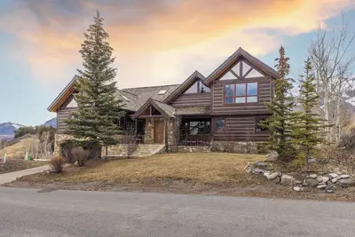 Image de Lodge sur le point - une véritable retraite qui offre des vues à 360 degrés dans le village de montagne!