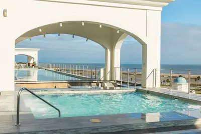 Image de Elégante escapade dans le golfe avec piscine commune, bain à remous, accès à la plage et vue sur le front de mer