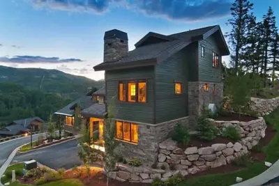 Image de Ascenseur! Upper Deer Valley. Mobilier de montagne. Salle de théâtre privée. Spa privé. Service de navette gratuit pour les voyages à Silver Lake Village