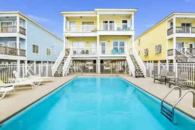 Image de Duplex en bord de mer, piscine privée, carte d’escompte jusqu’à 100 $ incluse!