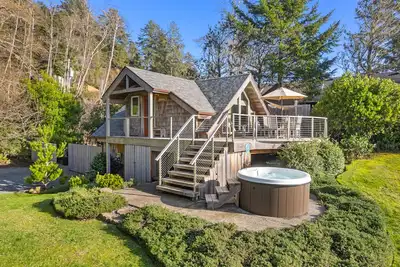 Image de Cabine romantique en bord de mer avec vues emblématiques du littoral de Manzanita \/ Neahkahnie Mtn!