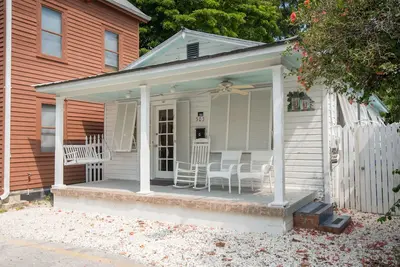 Image de Chalet clé en main pour les chiens avec un bain à remous privé et un emplacement imbattable!