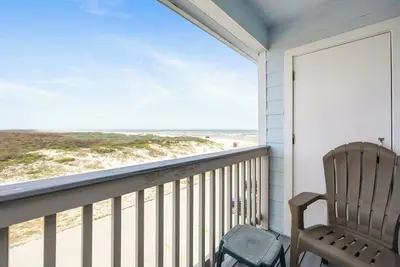Image de Propriété au 2ème étage avec un emplacement inégalé avec vue sur la plage et la piscine!