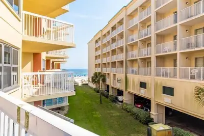 Image de Condo Beachy avec balcon privé ~ Piscine intérieure / extérieure, bain à remous et grillades!