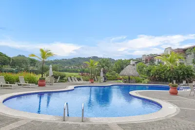 Image de Luxe incroyable, condo spacieux, vue magnifique et accès aux commodités du complexe!