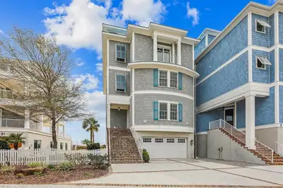 Image de Oceanfront, terrasse sur le toit, piscine, ascenseur, incroyable vue sur la mer et les marais!