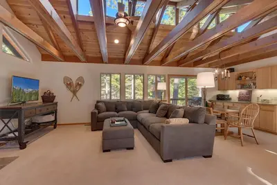 Image de Deer Hollow - Nouvelle inscription - 4 Br Accueil + bain à remous privé + Navette de ski gratuite