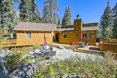 Image de Alpine Adventure - Superbe 4 Br à Bear Creek - Spa privé et marche vers les sentiers!