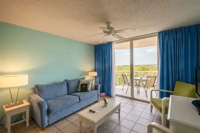 Image de Condo Breezy avec piscine et bain à remous partagés, parking privé et emplacement idéal - chien Ok