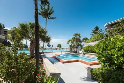 Image de Condo confortable avec piscine partagée, balcon privé et accès à la plage