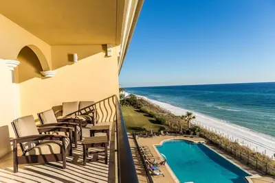 Image de Luxe spacieuses Gulf Front Condo avec balcon privé! Forfait télé sportive!