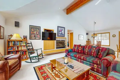 Image de Maison Sunriver familiale avec bain à remous privé, laissez-passer Sharc!