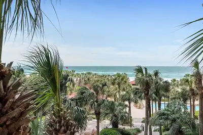 Image de gestionnaire de courrier électronique pour le paradis trouvé, plage éblouissante, salle de gym au bord de la piscine, spécial mai