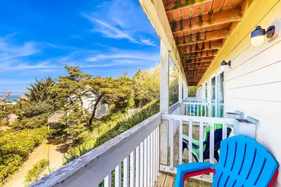 Image de studio Dog-friendly avec vue sur l'océan et un balcon - près de la plage!