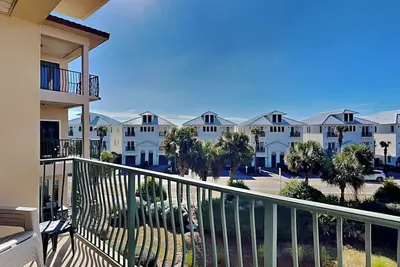 Image de Emerald Waters Vacation Condo ~ Courte promenade à la plage ~ Piscine communautaire et bain à remous!