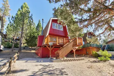 Image de Cabane vue sur la montagne pour les familles avec terrasse et cheminée