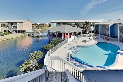 Image de Villa de vacances ~ Étapes de la plage ~ Balcon privé donnant sur la piscine ~ WiFi gratuit