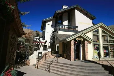 Image de Au centre du village de Vail, à pied des remontées mécaniques