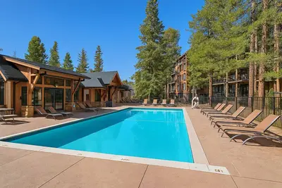 Image de Propriété de valeur, pour 10 personnes, à pied de la ville / base du pic 9, piscine / bain à remous - The Lift C112 de SkyRun
