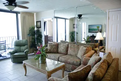 Image de Vues Mer-Mazing à Mermaid's Hideaway-2 Gulf Front Master Bedroom! Parking couvert réservé