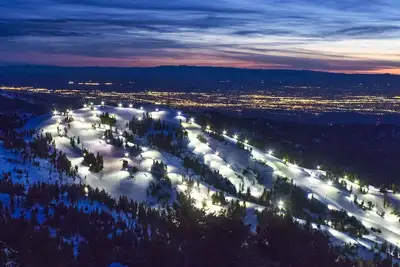 Image de Lumineux maison familiale w / vue sur la vallée, ski-in, et un jacuzzi partagé!
